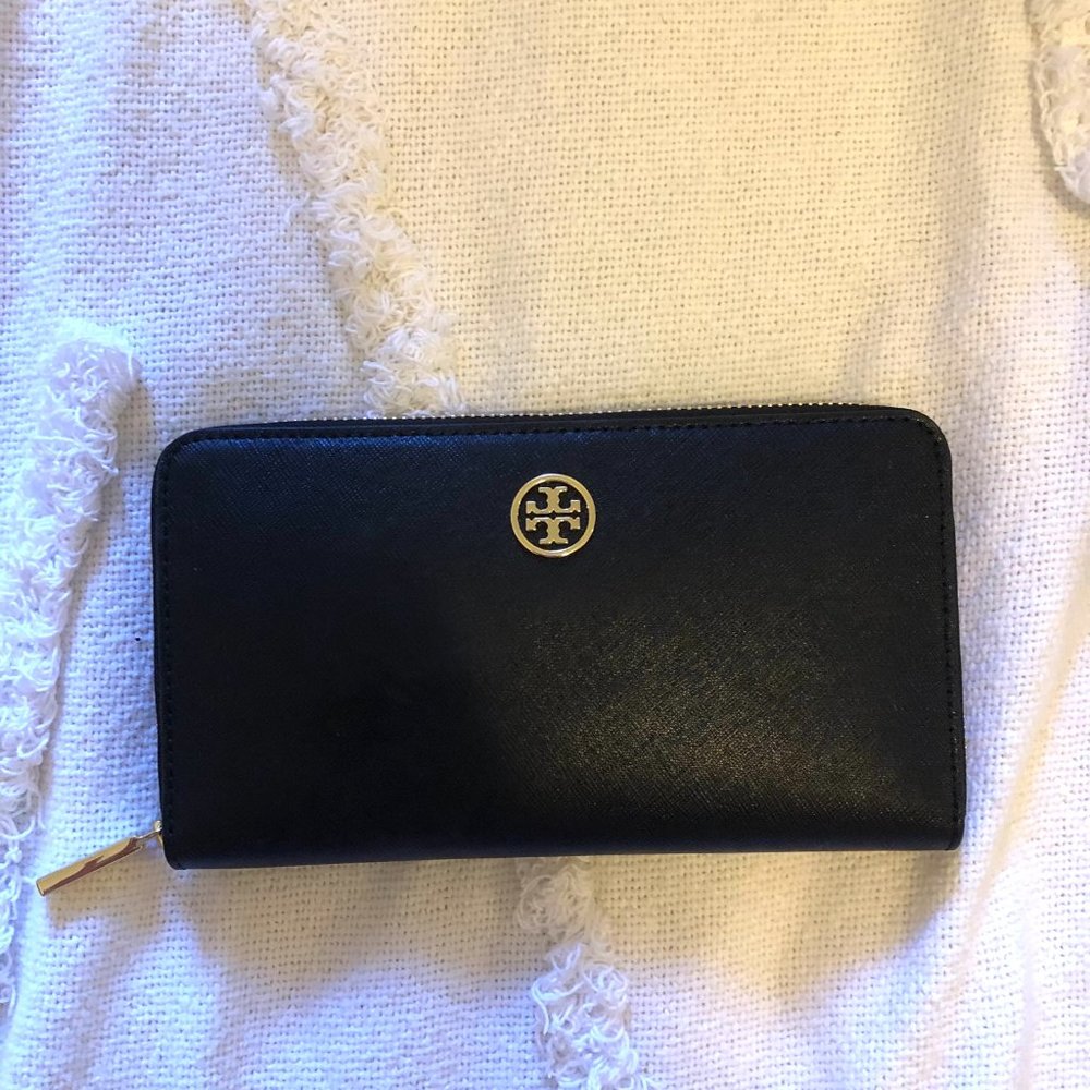 Tory Burch Robinson Zip Wallet